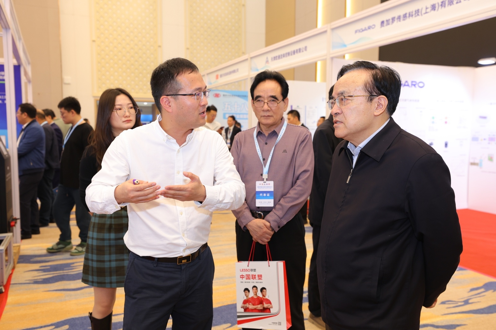 航譜時代應邀參加中國油氣管道工程大會，張來斌院士親臨公司展臺